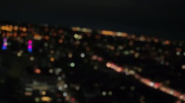 Bokeh: Cam gibi gökdelenler ve kat mülkiyeti binalar üzerinde Windows sihirli New York'ta ışıklar ile aydınlandı. Renkli Downtown Manhattan mali ve yerleşim bölgesinde gece parlayan şehir ışıkları