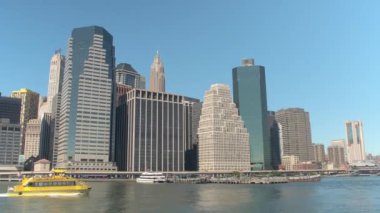 Yakın: New York su taksi ikonik Downtown Manhattan kıyı Doğu nehrinde seyahat. Çağdaş ofis binaları, cam gibi gökdelenler ve modern kurumsal kuleleri ile ünlü Nyc skyline