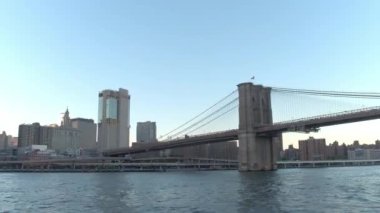 Hyperlapse, Düşük Açı Görünümü: Aşağı Manhattan, Nyc yüksek camsı gökdelenler arkasında altın güneş. Gün batımında East River ve modern ofis binaları ve kat mülkiyeti daireler boyunca seyir