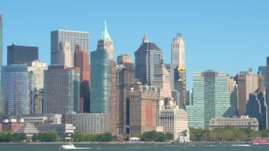 Hudson Nehri üzerinde ikonik görünümü aşağı Manhattan iş bölgesi Skyline noktadan. Transfer insanları, görkemli çağdaş gökdelenler bakan yatta seyahat turistler
