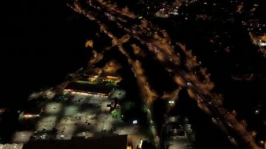 Hava Heli Shot: Amerika Birleşik Devletleri yüksek hacimli kentsel ve banliyö Rating kavşak Üstgeçit Altgeçit sistemi ile büyük değişim. Otomobil ve meşgul karayolu boyunca seyahat yarı kamyon