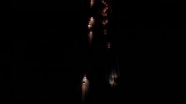 Hava Heli Shot: otomobil farlar ve arka ışıkları ile gece aydınlandı meşgul Amerikan Eyaletlerarası karayolu üzerinde uçan. Seyahat otomobil, yarı nakliye, taşıt otoyol sürüş kamyonlar