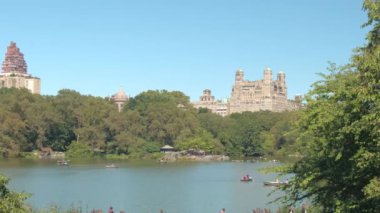 Rahatlatıcı, dışarı asılı ve gölde güzel botla insanlar yeşil Central Park, New York gür. Arka plan Batı Yakası Manhattan ve lüks konut ve ofis binaları