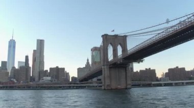 Düşük görüş açısı, Close Up: Doğu Nehri boyunca ünlü New York City gökdelen ikonik Brooklyn Köprüsü ve konut kule bloklar küçük Almanya mahallede doğru yolculuğuna gezi şaşırtıcı