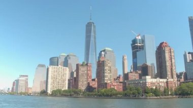 Yakın: Lüks nehir kat mülkiyeti güneşli New York'ta Manhattan kent merkezinin iş bölgesinde Hudson Nehri'ne bakan apartmanlar. Şehir manzarası ile ünlü gökdelenler cruise