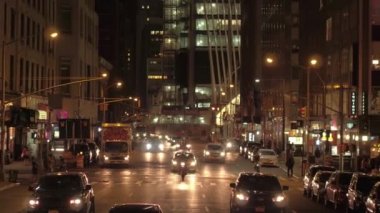 New York, ABD - 23 Eylül 2016: 6th avenue tam gece ve gezi turist araçların meşgul boyunca sürüş. Kalabalık kaldırımlar son yürüyüş yayalar ışıklı Vitrin camekanlar