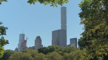 Lüks konut kule, kurumsal binalar, elit ofisleri, daireler, condominiums ve Midtown Manhattan'ın ve Doğu Yakası güneşli yaz gününde New York City Central Park manzaralı daireler