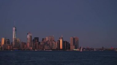 Atış kurma: Aşağı Manhattan, New York City bir şafağın çarpıcı mor pembe gökyüzü karşı ikonik çağdaş cam gibi gökdelenler yaktı. Ünlü Nyc finans bölgesine siluetinin büyülü gündoğumu