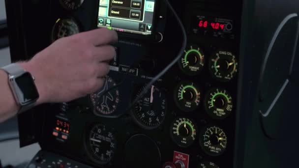 Cerrar Piloto Helicóptero Manipula Los Controles Vuelo Del Helicóptero Para — Vídeo de stock