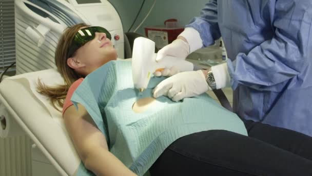 Fechar Paciente Jovem Sexo Feminino Com Procedimento Remoção Toupeira Laser — Vídeo de Stock