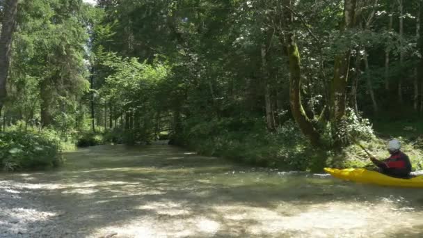 Cerrar Kayak Recreativo Corriendo Rápidos Arroyo Bosque Exuberante Exuberante Naturaleza — Vídeos de Stock