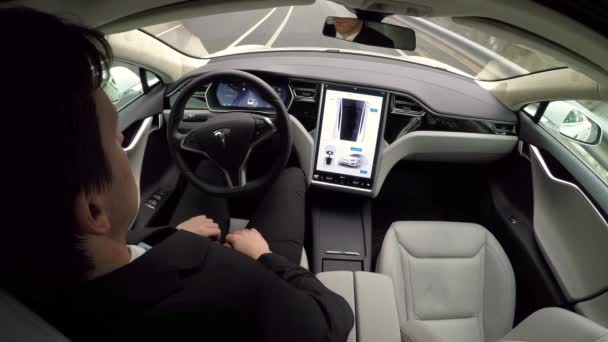 Autonomes Auto Februar 2017 Jungunternehmer Der Mit Einem Tesla Luxusauto — Stockvideo