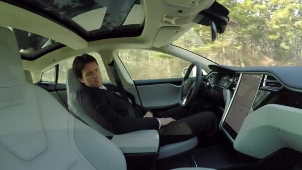 Tesla Autonomous Car Marzo 2017 Uomo Affari Che Dorme Dietro — Video Stock