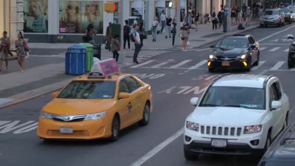 ニューヨーク アメリカ合衆国 2016 ダウンタウンのビジネス地区に夕方のラッシュアワーの間に忙しいニューヨーク市のストリートのトラフィック イエローキャブ急ぐこと 車公共交通機関バスの運転 — ストック動画