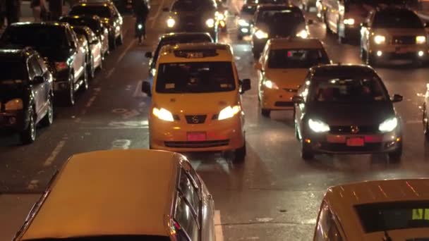 ニューヨーク アメリカ合衆国 2016 イエローキャブ Suv と半トラック夜ラッシュ時に混雑した道に沿って運転行に入れられています ニューヨーク市のダウンタウンにローカル通りの渋滞 — ストック動画
