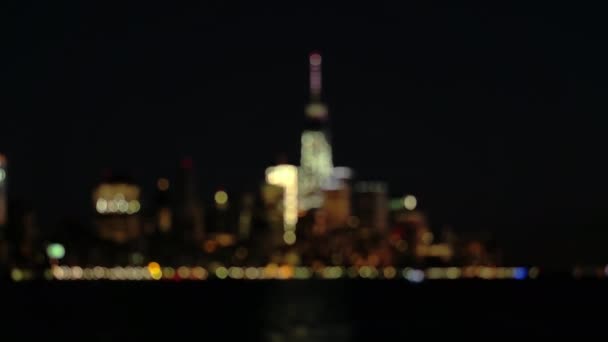 ガラスの高層ビルやマンションの建物の窓は 魔法のニューヨークのライトでライトアップ カラフルなマンハッタンのダウンタウン金融と住宅地区は夜に輝く街の明かり — ストック動画