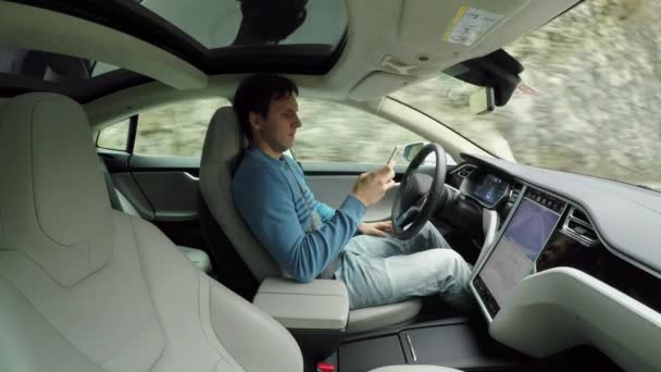 Male Driver Writing Messages Smartphone Sitting Self Driving Steering Wheel — Stock Video