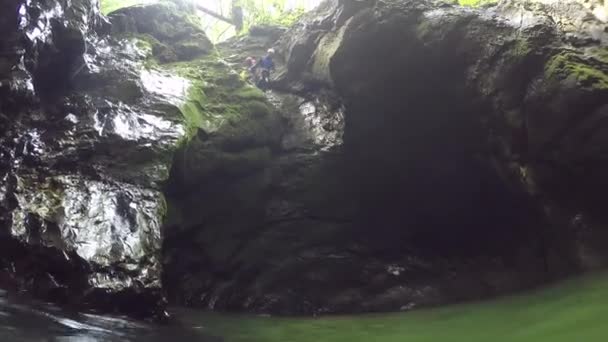 Fpv Close Souriant Jeune Homme Aventureux Actif Sur Expérience Canyonnière — Video