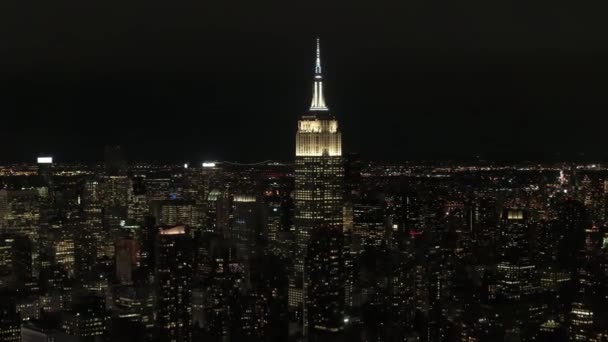 空中直升机拍摄 纽约曼哈顿中城城市灯光缤纷 面向布鲁克林区 标志性摩天大楼闪耀在黑暗中升起在低层豪华住宅公寓之上 — 图库视频影像