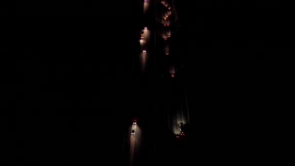 空中直升机射击 飞行在繁忙的美国州际高速公路上照亮了汽车前灯和尾灯在夜间 汽车行驶 半卡车运输 通勤者沿高速公路行驶 — 图库视频影像