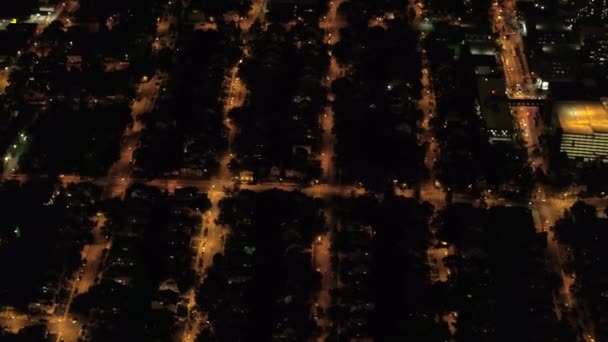 空中直升机射击 在纽约市的大都市 夜间在郊区居民区的住宅豪华住宅的屋顶上飞行 灯火通明 城市街道网格与纽约郊区景观 — 图库视频影像