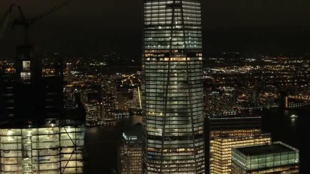 Aerial Heli Shot Cerrar Volando Alrededor Andamios Edificios Iluminados Construcción — Vídeos de Stock