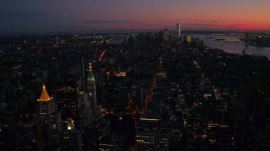 Anteni, kurulması Shot: Empire State Binası New York şehir manzarası görünümünden gece çarpıcı. Manhattan şehir merkezi iş bölgesine ve yoğun trafik yoğun kalabalık arabalarla sokakları gece karanlığında