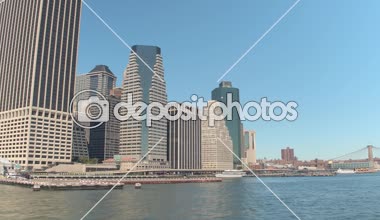 Yakın: Doğu Nehri üzerinde bir bakış açısı ünlü New York şehir manzarası. Helikopter iniş platformu, liman İskelesi ile bağlantılı yatlar ve uzun boylu camsı gökdelenler ile şehir merkezindeki Manhattan Heliport