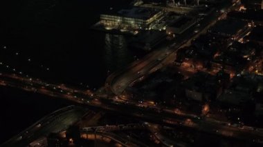 Hava Heli Shot: ikonik Brooklyn Köprüsü'nün otoyolda Üstgeçit Altgeçit Kavşağı üzerinde uçan. İkinci el, sarı taksileri ve SUV'lar meşgul karayolu üzerinde akşam saatinde New York'ta sürüş.