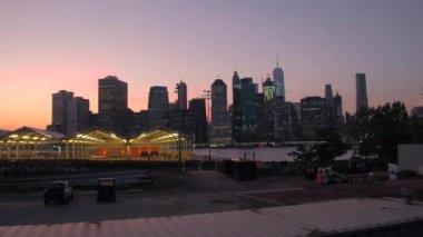 Yakın: Doğu Nehri ve Manhattan şehir merkezinde modern cam gibi gökdelenler bakan eğlence greenspace. Pier 2 featuring spor sahaları, oyun alanları ve Brooklyn Bridge Park Paten pisti
