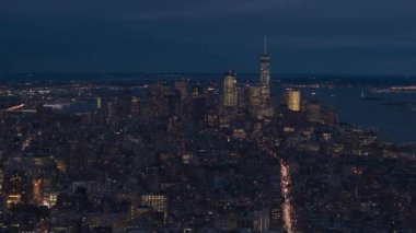 Hava Heli Shot, Close Up: yukarıda gökdelenler ve daire konut Aşağı Manhattan finans bölgesine doğru uçan. Trafik ışıkları üzerinde yoğun kalabalık sokakları. İnsanlar çalışmaya commuting