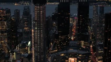 Hava Heli Shot, Close Up: Cam ve gelişmiş zengin Aşağı Manhattan finansal bölgesinde beton yığını. Büyük gökdelenler, riverside towers ve dükkanlar meşgul New York şehrinin sokakları rising