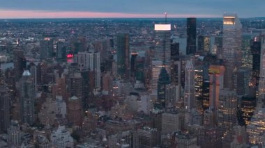 Hava Heli Shot: Büyük parlak cam gibi gökdelenler, yaktı çağdaş ofis binaları ve lüks konut kuleleri daireler ın Midtown Manhattan New York City düşük katlı blok yukarıda PIK ışık şafak yükselen