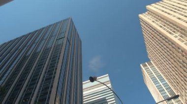 New York, ABD - 23 Eylül 2016: Şehir manzarası ve büyük uzun cam gibi modern mimari gökdelenler ve çağdaş ofis binaları içinde şehir merkezindeki iş bölgesinin New York City mavi gökyüzü karşı