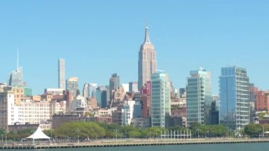 Gezi turistik Tur ve Midtown Manhattan siluetinin Hudson Nehri üzerinde seyir. Iconic Empire State Binası, uzun boylu camsı gökdelenler, Greenwich village Mahallesi'nde konut kule bloklar