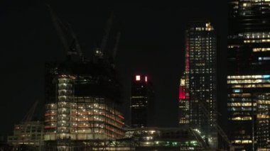 Yakın: Şantiye ve Empire State Binası renkli ışıkları ile gece aydınlandı. Yapı iskeleleri ve ormandan Downtown Manhattan, New York City yeni cam gibi gökdelen inşa