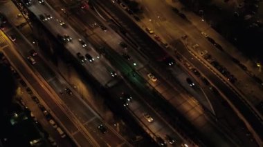 Hava Heli Shot, Close Up: Yoğun trafik meşgul New York City expressway araçların tam üzerinde. Brooklyn, Manhattan Merkez bağlayan karayolu. İnsanlar sabah karanlıkta çalışmaya commuting