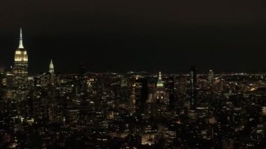 Hava Heli Shot: Midtown Manhattan siluetinin uçan, lüks konut, condominiums ve daireler ışıkları ile gece Brooklyn mahallede parlayan şehir ışıklar doğru alev aldı.