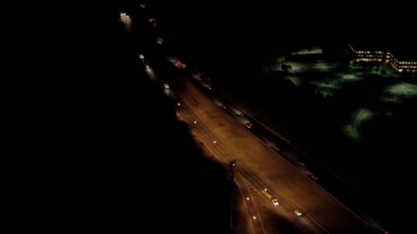 空中ヘリ ショット照らされたマンション ホテル 宿泊施設集合住宅大量混雑高速道路近くのランプを交差点で 半トラック夜間配送車 — ストック動画