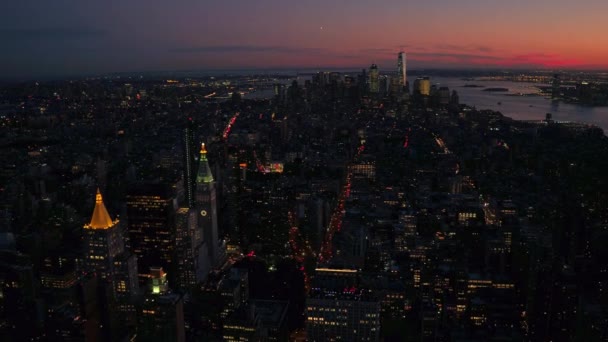 ショットの確立 夜の帝国状態の建物の新しいニューヨーク市のスカイラインからの眺めを見事な マンハッタンのダウンタウンのビジネス地区や通話中密な交通雑踏車で夕暮れ時に — ストック動画