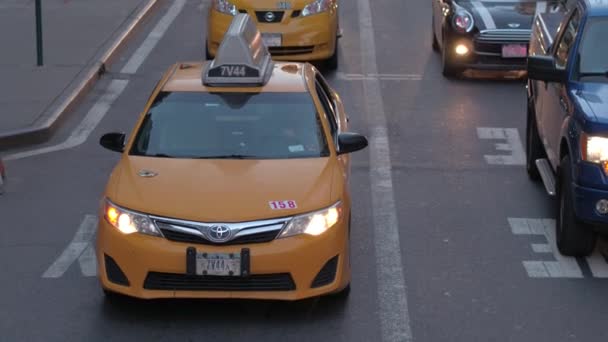 2016年9月23日 在纽约当地街道上堵车的汽车和黄色出租车 纽约城市中心高峰时段交通拥堵的纽约州黄色出租车 — 图库视频影像