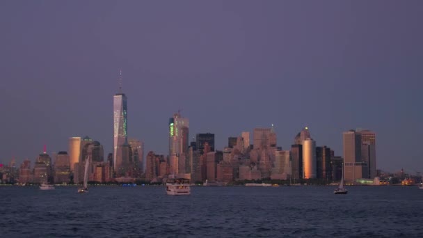 아이코 마천루 맨하탄 뉴욕시에서 새벽의 보라색 분홍색 하늘에 대하여 마법의 — 비디오