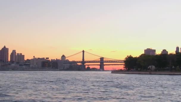 Fastställande Skott Silhuetten Ikoniska Manhattan Bridge Och Brooklyn Bridge Gyllene — Stockvideo