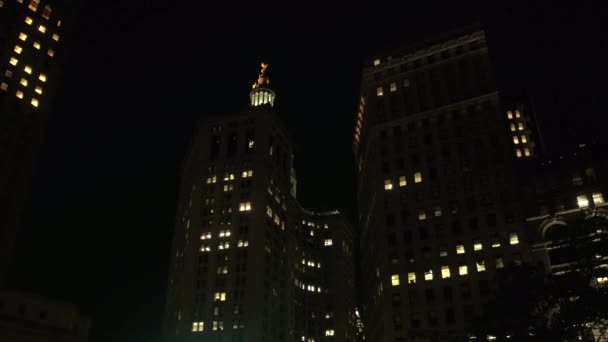 低角度のビュー クローズ アップ 美しい建物のファサード歴史的な Landmarked 市マンハッタン区 ニューヨーク市 夜の上部にシビックの名声の照らされた黄金像が — ストック動画