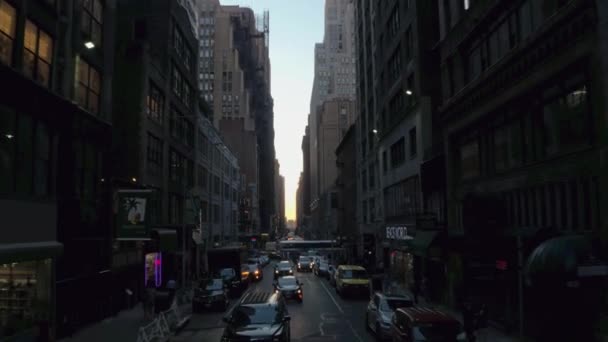 ニューヨーク アメリカ合衆国 2016 運転小さな狭い通り過去のアパート アパートや夕暮れのニューヨーク市の住宅街でマンションのブロック ローカル繁華街のトラフィック — ストック動画