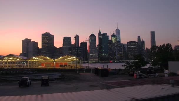 Cerrar Espacio Verde Recreativo Con Vistas East River Modernos Rascacielos — Vídeo de stock