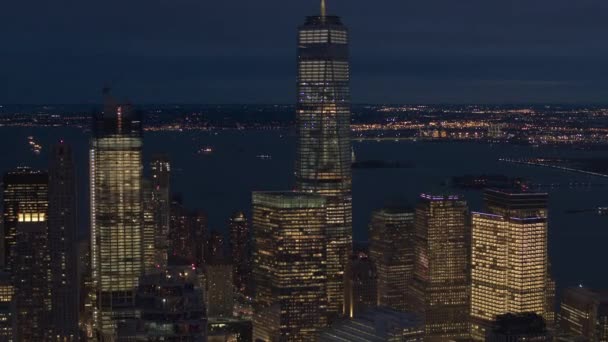 空中のヘリのショット クローズ アップ 有名な Landmarked 摩天楼マンハッタン ビジネス地区 日没後ライトでライトアップに向かって飛行します ウォーター フロントのオフィスビルやニューヨーク上部の湾 — ストック動画