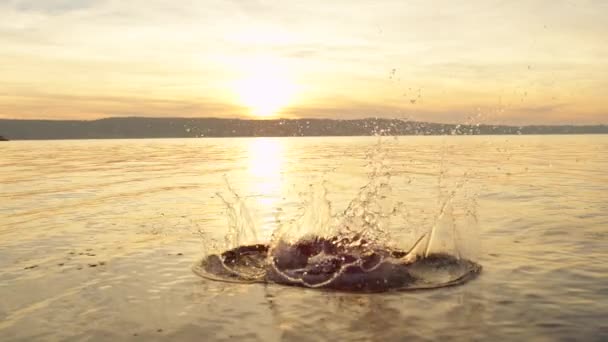Slow Motion Close Спортивне Взуття Падає Поверхню Моря Розбризкуючи Воду — стокове відео