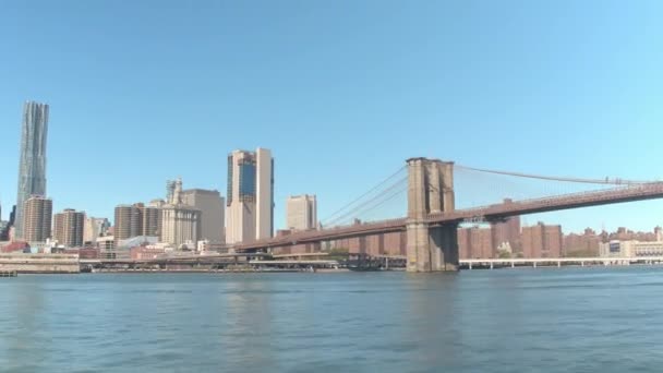 Hyperlapse Croisière Bateau Sur East River Traversant Les Célèbres Gratte — Video