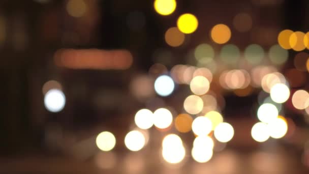 弥散散景 夜间拥挤的纽约市街道上繁忙道路上的交通堵塞 彩色模糊的汽车车灯和闪烁的交通灯发光在黑暗中创造神奇的气氛 — 图库视频影像